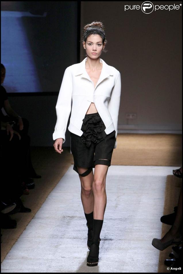 Le défilé de la collection printemps/été 2010 prêt-à-porter de la maison Yves Saint Laurent, dessinée par Stefano Pilati, au Palais de Tokyo, le 5 octobre 2009 !