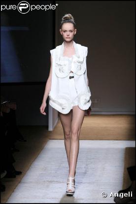 Le défilé de la collection printemps/été 2010 prêt-à-porter de la maison Yves Saint Laurent, dessinée par Stefano Pilati, au Palais de Tokyo, le 5 octobre 2009 !