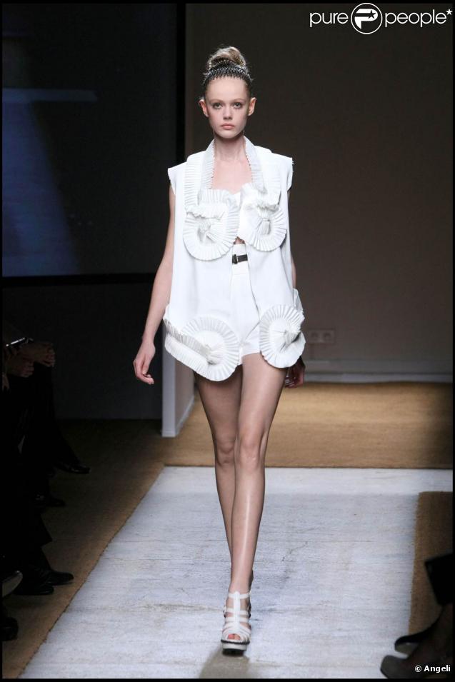 Le défilé de la collection printemps/été 2010 prêt-à-porter de la maison Yves Saint Laurent, dessinée par Stefano Pilati, au Palais de Tokyo, le 5 octobre 2009 !