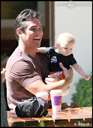 Dean Cain et une amie, avec son bébé, passent l'après-midi ensemble. Octobre 2009