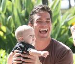 Dean Cain et une amie, avec son bébé, passent l'après-midi ensemble. Octobre 2009