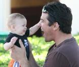 Dean Cain et une amie, avec son bébé, passent l'après-midi ensemble. Octobre 2009