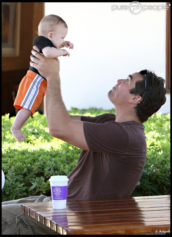 Dean Cain et une amie, avec son bébé, passent l'après-midi ensemble. Octobre 2009