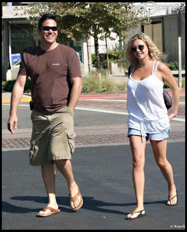 Dean Cain et une amie, avec son bébé, passent l'après-midi ensemble. Octobre 2009