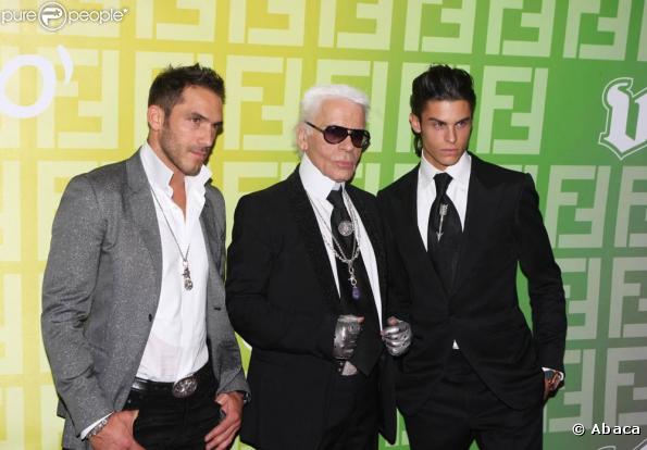 Karl Lagerfeld entouré de Sébastien et Baptiste, à l'occasion de la soirée Fendi 'O' Party, qui s'est tenue au VIP Room Theatre lors de la Fashion Week parisienne, le 6 octobre 2009 !
