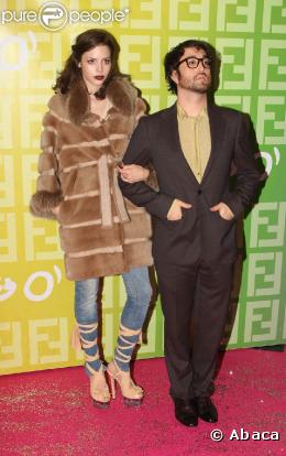 La belle Charlotte Kemp Muhl et Sean Lennon, à l'occasion de la soirée Fendi 'O' Party, qui s'est tenue au VIP Room Theatre lors de la Fashion Week parisienne, le 6 octobre 2009 !