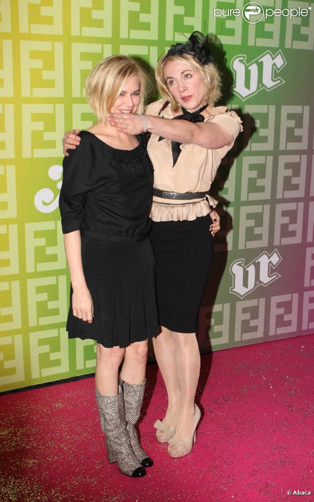 Marie-Josée Croze et Julie Depardieu, à l'occasion de la soirée Fendi 'O' Party, qui s'est tenue au VIP Room Theatre lors de la Fashion Week parisienne, le 6 octobre 2009 !