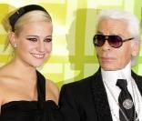 Pixie Lott et Karl Lagerfeld, à l'occasion de la soirée Fendi 'O' Party, qui s'est tenue au VIP Room Theatre lors de la Fashion Week parisienne, le 6 octobre 2009 !