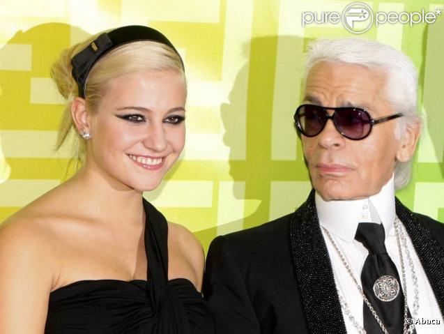 Pixie Lott et Karl Lagerfeld, à l'occasion de la soirée Fendi 'O' Party, qui s'est tenue au VIP Room Theatre lors de la Fashion Week parisienne, le 6 octobre 2009 !
