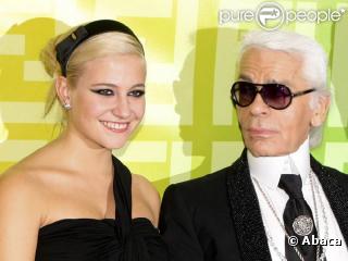 Pixie Lott et Karl Lagerfeld, à l'occasion de la soirée Fendi 'O' Party, qui s'est tenue au VIP Room Theatre lors de la Fashion Week parisienne, le 6 octobre 2009 !