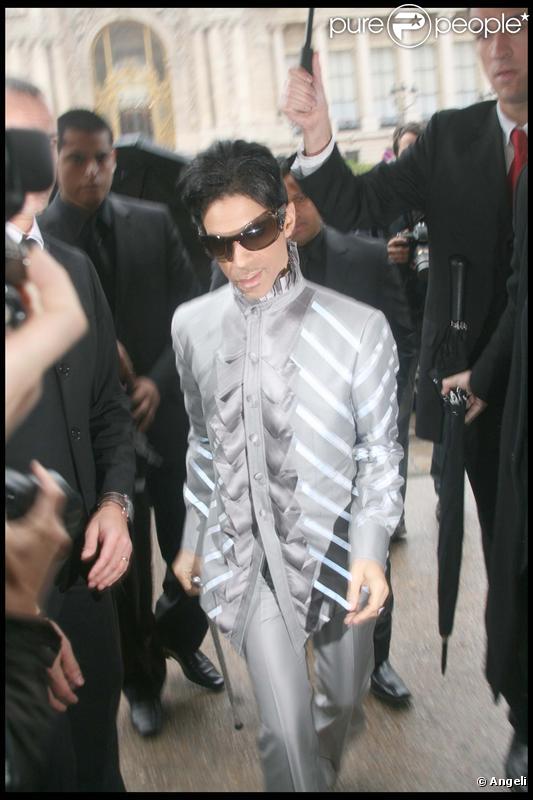 Prince à son arrivée au défilé Chanel