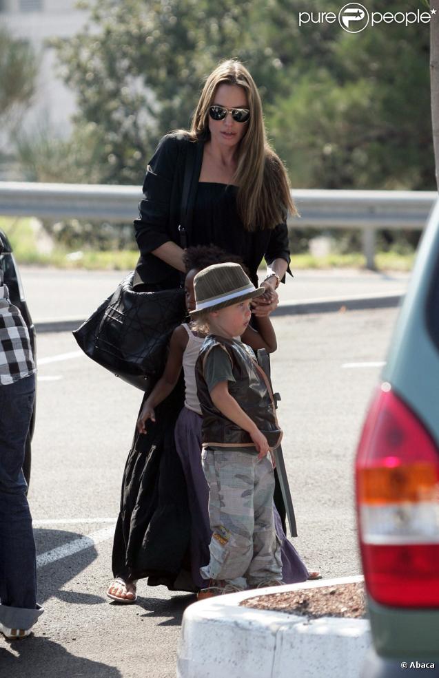 Angelina Jolie et ses enfants Zahara et Shiloh, tellement jolies, au Toys'r'us de Toulon en France