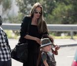 Angelina Jolie et ses enfants Zahara et Shiloh en route pour faire du shopping 