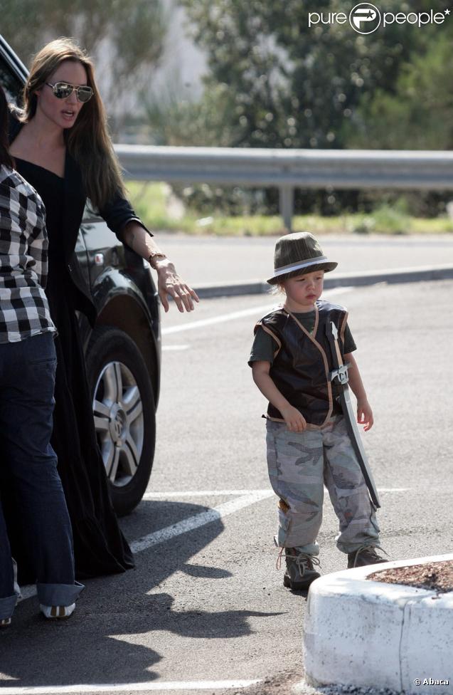 Angelina Jolie et ses enfants Pax, Zahara et Shiloh au Toys'r'us de Toulon en France