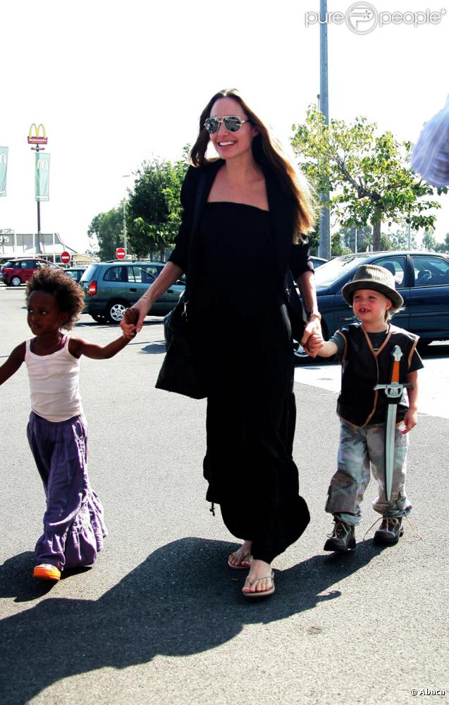 Angelina Jolie et ses enfants Pax, Zahara et Shiloh au Toys'r'us de Toulon en France