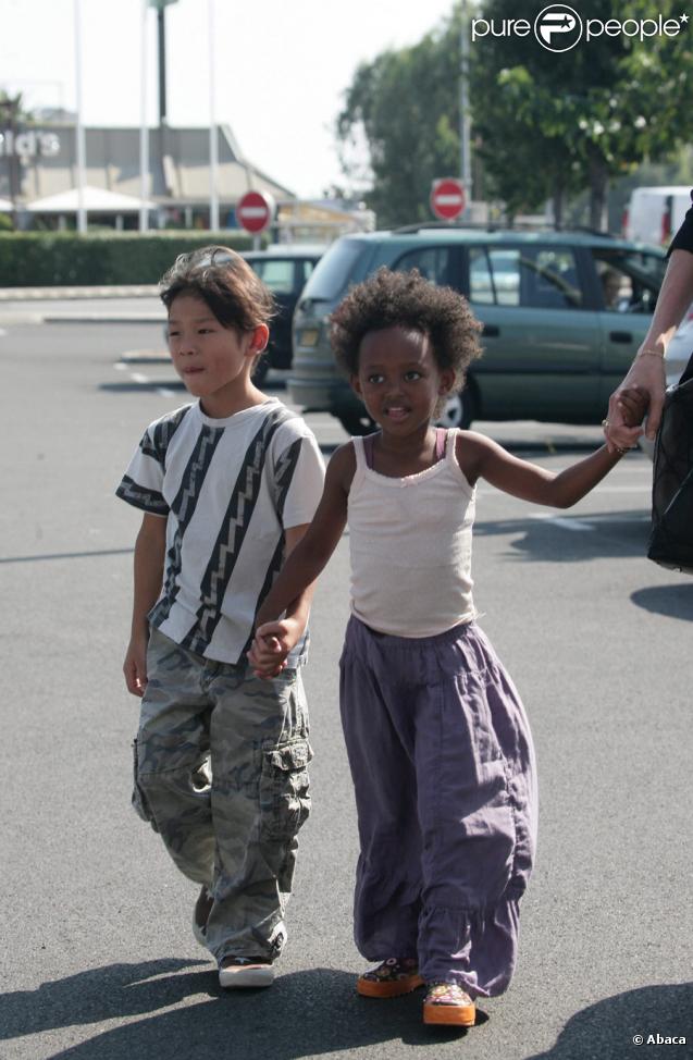 Angelina Jolie et ses enfants Pax, Zahara et Shiloh au Toys'r'us de Toulon en France