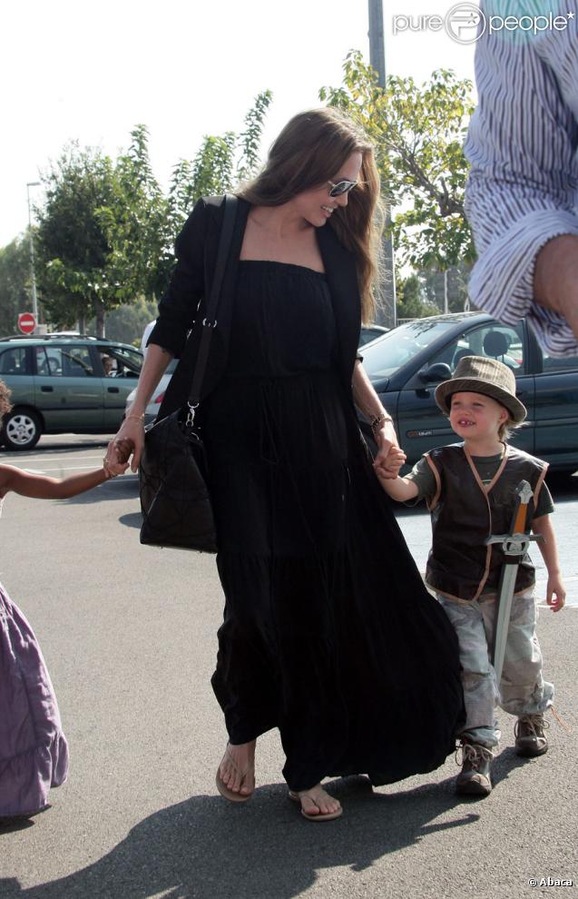 Angelina Jolie et ses enfants Pax, Zahara et Shiloh au Toys'r'us de Toulon en France