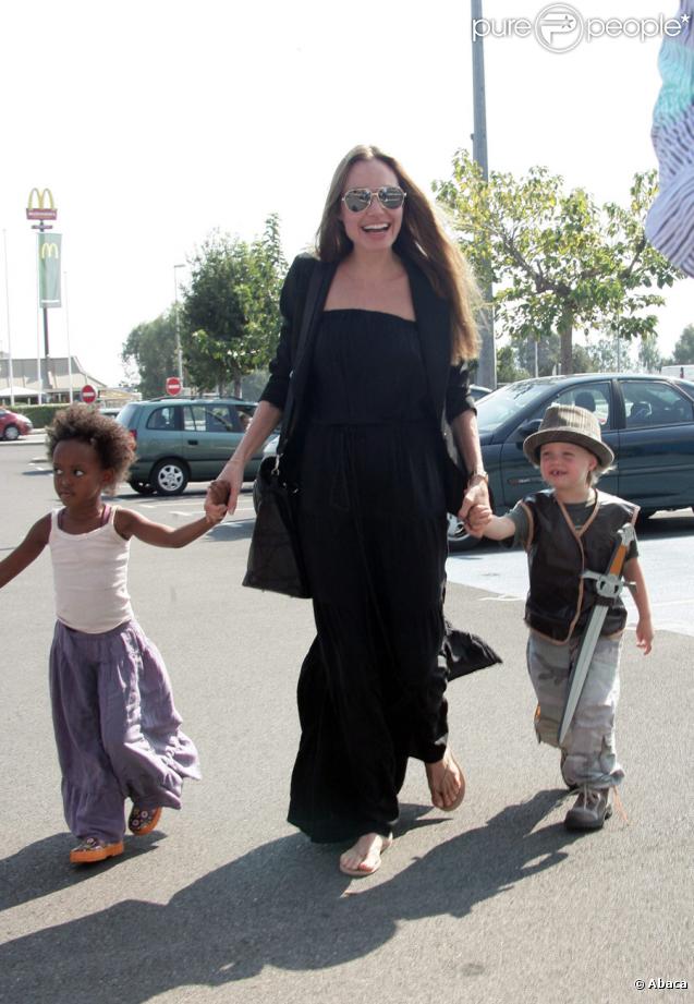 Angelina Jolie et ses enfants les adorables Zahara et Shiloh au Toys'r'us de Toulon en France