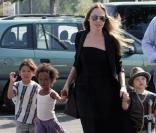 Angelina Jolie et ses enfants Pax, Zahara et Shiloh au Toys'r'us de Toulon en France : une famille aux anges ! 