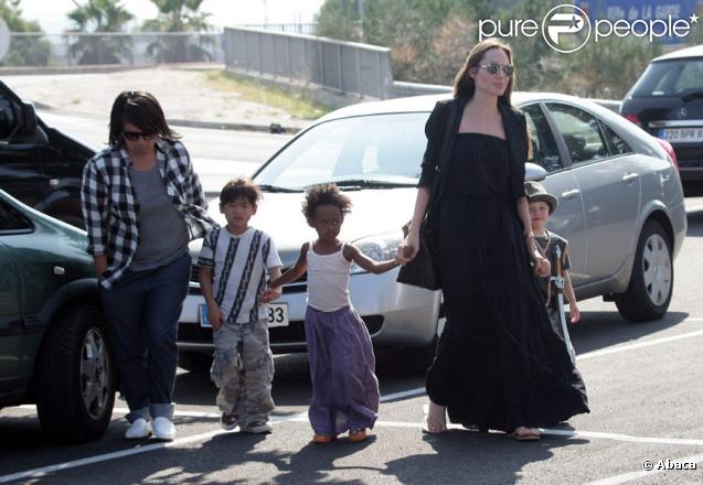 Angelina Jolie et ses enfants Pax, Zahara et Shiloh au Toys'r'us de Toulon en France