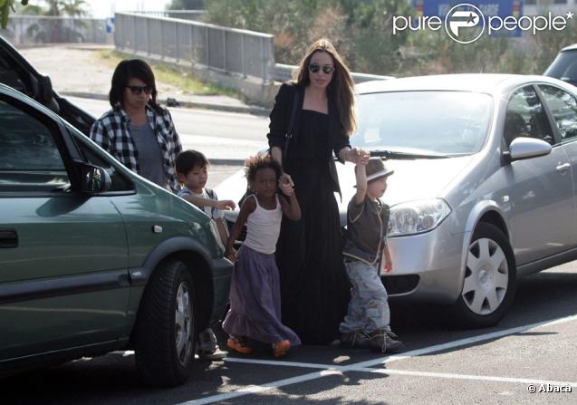 Angelina Jolie et ses enfants Pax, Zahara et Shiloh au Toy'r'us de Toulon en France