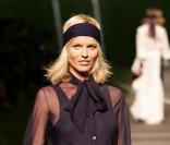 Eva Herzigova défile pour la collection printemps/été 2010 de la maison Hermès dessinée par Jean-Paul Gaultier le 7 octobre 2009 à Paris