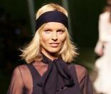 Eva Herzigova défile pour la collection printemps/été 2010 de la maison Hermès dessinée par Jean-Paul Gaultier le 7 octobre 2009 à Paris