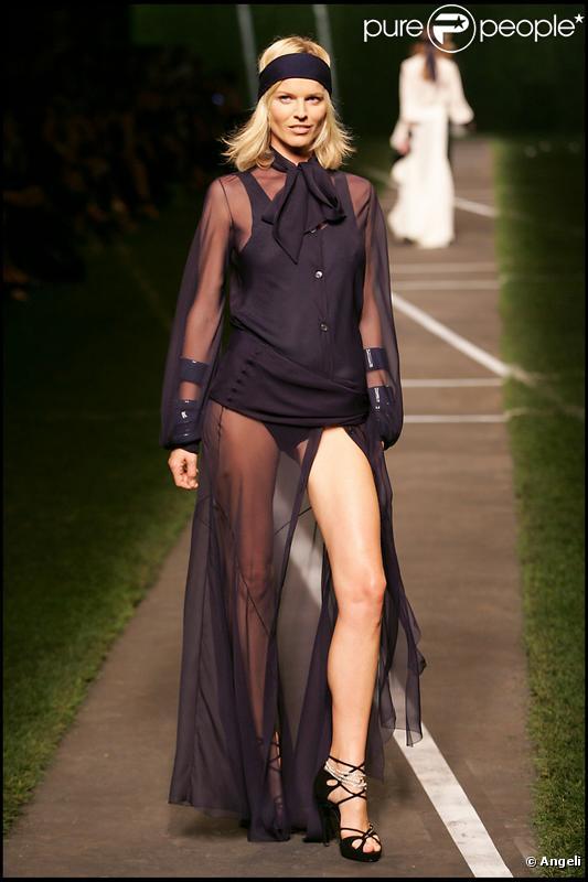 Eva Herzigova défile pour la collection printemps/été 2010 de la maison Hermès dessinée par Jean-Paul Gaultier le 7 octobre 2009 à Paris