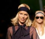 Eva Herzigova défile pour la collection printemps/été 2010 de la maison Hermès dessinée par Jean-Paul Gaultier le 7 octobre 2009 à Paris
