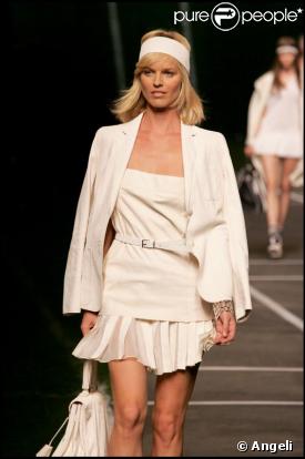 Eva Herzigova défile pour la collection printemps/été 2010 de la maison Hermès dessinée par Jean-Paul Gaultier le 7 octobre 2009 à Paris