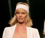 Eva Herzigova défile pour la collection printemps/été 2010 de la maison Hermès dessinée par Jean-Paul Gaultier le 7 octobre 2009 à Paris