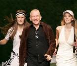 Eva Herzigova et Jean-Paul Gaultier pour la collection printemps/été 2010 de la maison Hermès dessinée par Jean-Paul Gaultier le 7 octobre 2009 à Paris