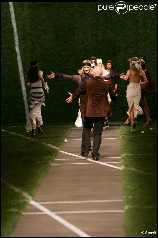 Eva Herzigova et Jean-Paul Gaultier pour la collection printemps/été 2010 de la maison Hermès dessinée par Jean-Paul Gaultier le 7 octobre 2009 à Paris