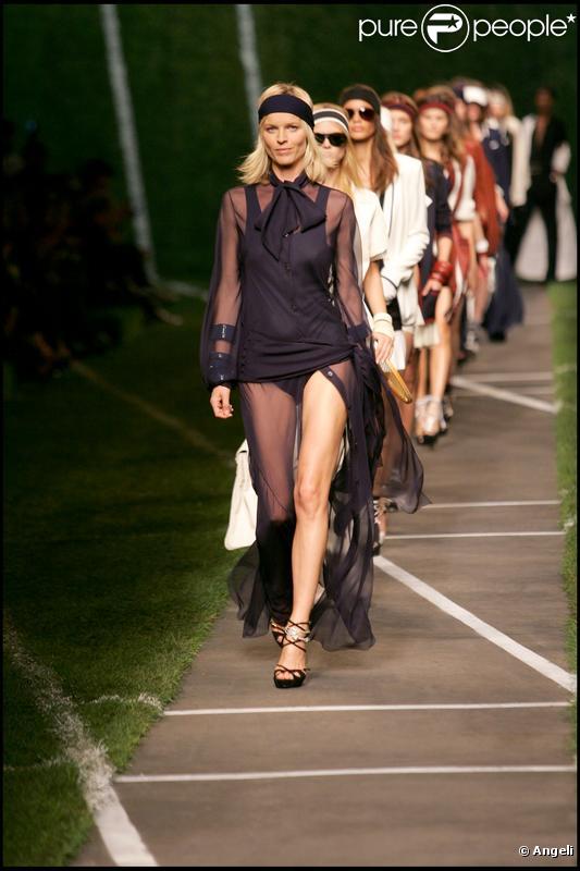Eva Herzigova défile pour la collection printemps/été 2010 de la maison Hermès dessinée par Jean-Paul Gaultier le 7 octobre 2009 à Paris