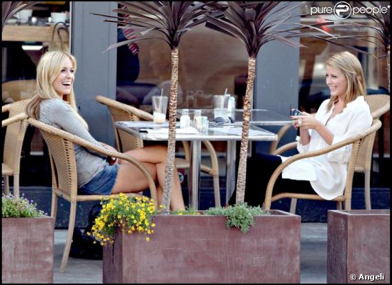 Kristin Cavallari et Lo Bosworth déjeunent au restaurant Dish the Dirt à Los Angeles le 8 octobre 2009 durant le tournage de The Hills