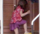 La petite Suri Cruise s'éclate dans la caravane de son papa, sur le tournage de  Wichita , à Boston, en octobre 2009 !