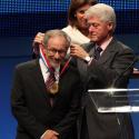 Steven Spielberg récompensé par Bill Clinton... devant un parterre de stars !