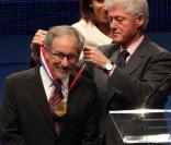 Steven Spielberg et Bill Clinton, lors de la remise de la Médaille de la Liberté, à Philadelphie, le 8 octobre 2009 !