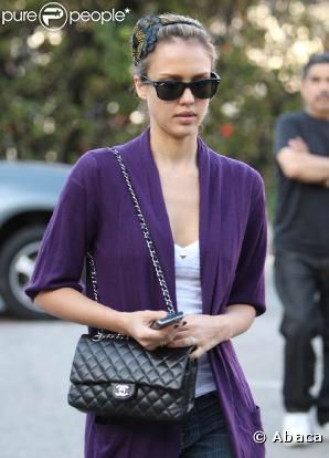 Jessica Alba, élégante avec son sac Chanel !