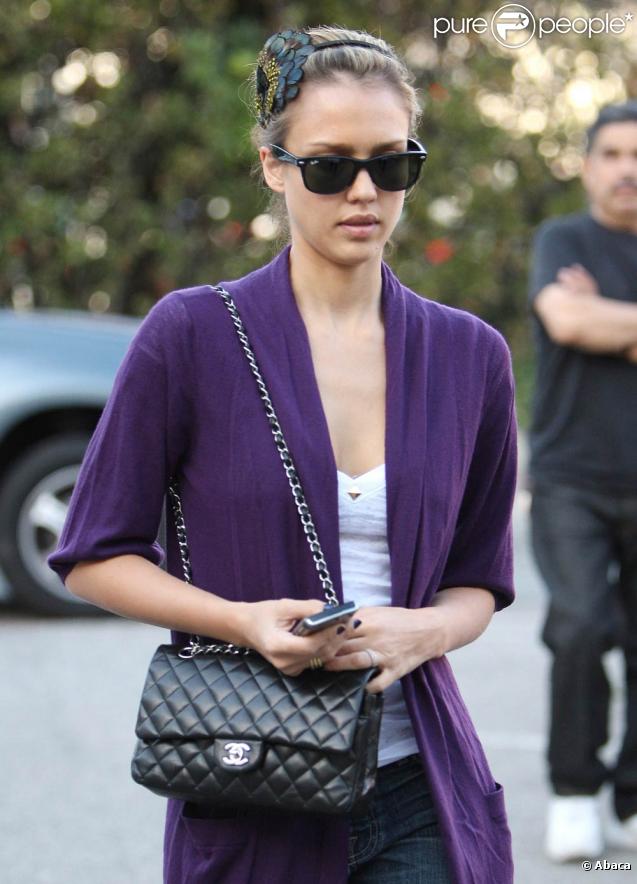 Jessica Alba, élégante avec son sac Chanel !