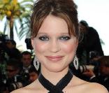 Léa Seydoux, charmante avec son sac Chanel !
