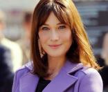 Carla Bruni tellement élégante avec son sac Chanel !