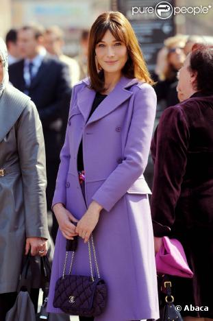 Carla Bruni tellement élégante avec son sac Chanel !