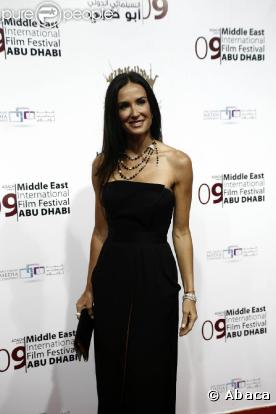 Demi Moore est venue sans son mari Ashton Kutcher à la cérémonie du 3e Festival international du film du Moyen-Orient. Une célibataire radieuse !