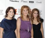Beatrice et Eugenie entourant leur mère Sarah Ferguson