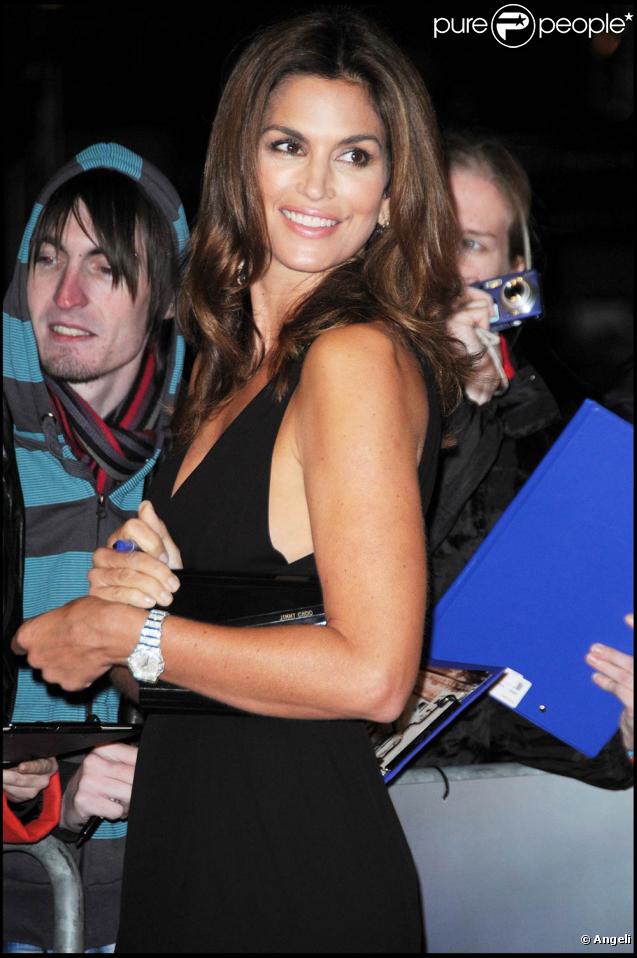 Cindy Crawford magnifique, à l'occasion de l'avant-première du  Fantastique Mr. Fox , dans le cadre du BFI London Film Festival, à l'Odeon Leicester Square de Londres, le 14 octobre 2009 !