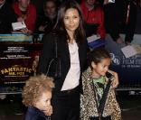 La belle Thandie Newton et ses enfants, à l'occasion de l'avant-première du Fantastique Mr. Fox, dans le cadre du BFI London Film Festival, à l'Odeon Leicester Square de Londres, le 14 octobre 2009 !
