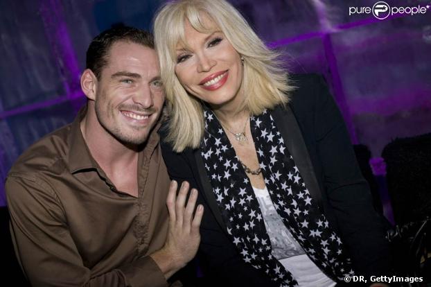 Amanda Lear, ici avec son chéri Guillaume, a mis le feu au Kube Hotel, à Paris, le 14 octobre 2009 !