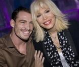 Amanda Lear, ici avec son chéri Guillaume, a mis le feu au Kube Hotel, à Paris, le 14 octobre 2009 !