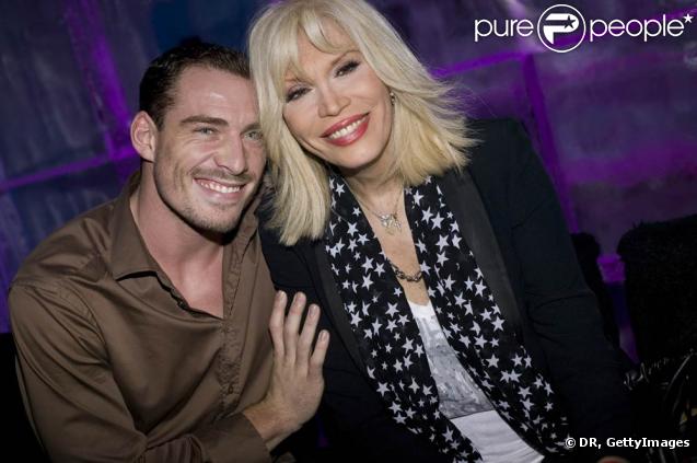 Amanda Lear, ici avec son chéri Guillaume, a mis le feu au Kube Hotel, à Paris, le 14 octobre 2009 !
